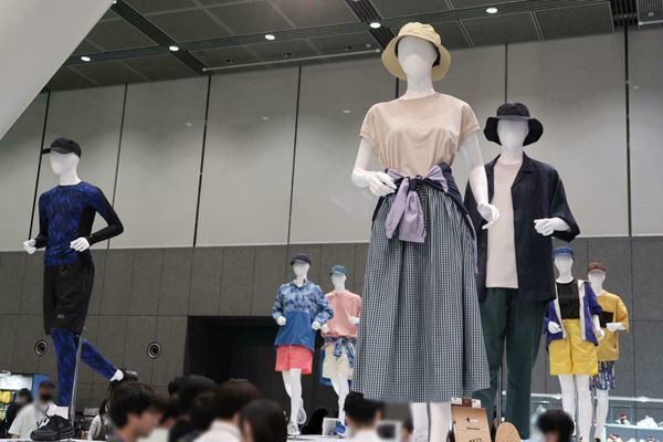 ワークマン春夏新製品のイチオシアイテム「シーンレスブラウス」等を写真でご紹介