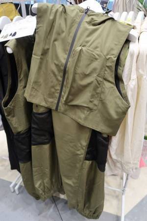 ワークマン春夏新製品のイチオシアイテム「シーンレスブラウス」等を写真でご紹介