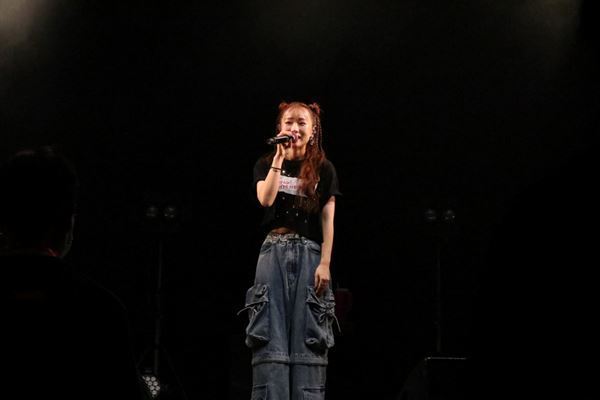 荒井麻珠東名阪ツアー『荒井麻珠 Song！～I'm here～』ファイナル公演レポート　声優・紡木吏佐による朗読の一幕も