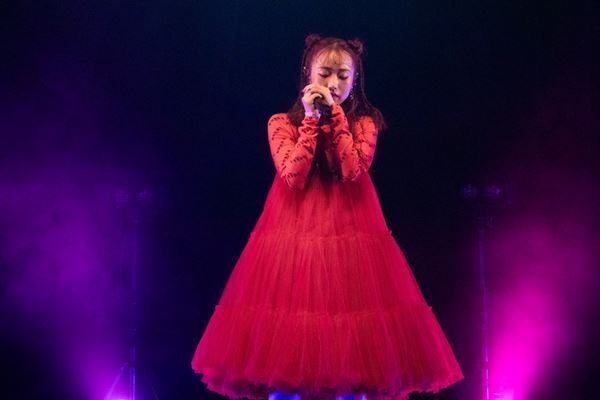 荒井麻珠東名阪ツアー『荒井麻珠 Song！～I'm here～』ファイナル公演レポート　声優・紡木吏佐による朗読の一幕も