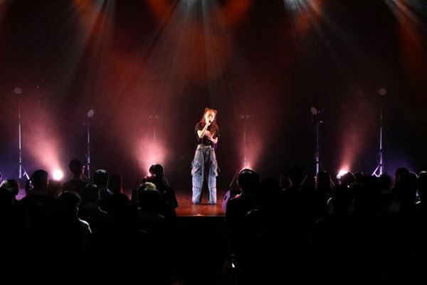 荒井麻珠東名阪ツアー『荒井麻珠 Song！～I'm here～』ファイナル公演レポート　声優・紡木吏佐による朗読の一幕も