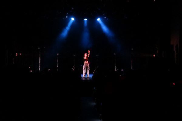 荒井麻珠東名阪ツアー『荒井麻珠 Song！～I'm here～』ファイナル公演レポート　声優・紡木吏佐による朗読の一幕も