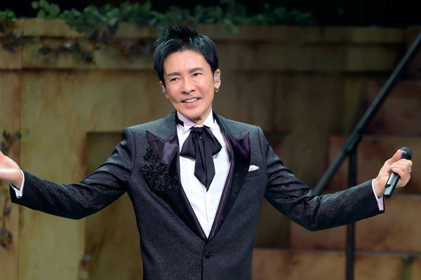 郷ひろみが描く新しいショーの世界　THEATER MILANO-Zaで行われた初日の模様をレポート！