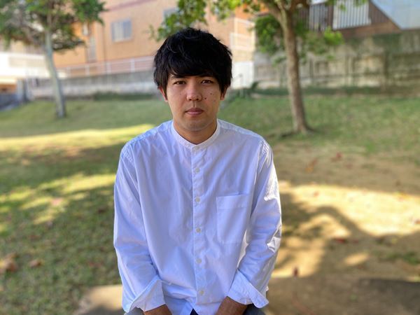 「どっちなんだよ」のままで終わらせてはいけない作品。沖縄在住の劇作家・兼島拓也と新たに出演する・中山祐一朗が語る2024年版『ライカムで待っとく』