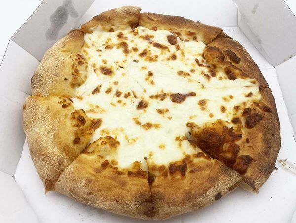 同じチーズ系ピザでも個性がハッキリ！　ピザハット&ドミノピザ&ピザーラを食べ比べてみた