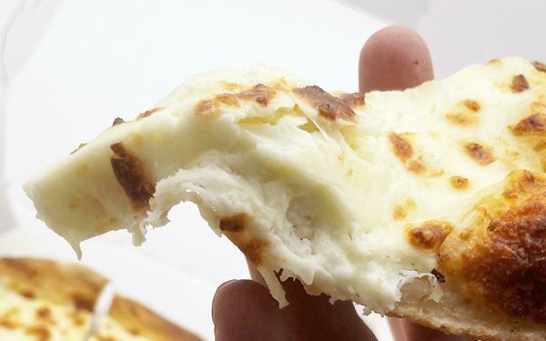 同じチーズ系ピザでも個性がハッキリ！　ピザハット&ドミノピザ&ピザーラを食べ比べてみた