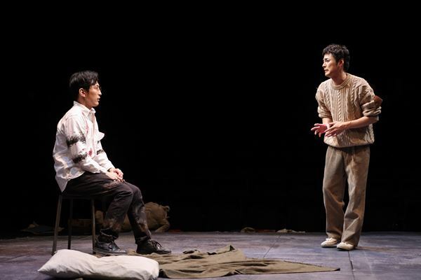 小川絵梨子による新翻訳『ピローマン』開幕　舞台写真＆出演者コメント到着