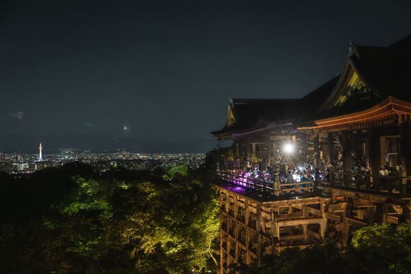 『In C-60th Birthday Full Moon Celebration at Kyoto Kiyomizu-dera Temple, July 21, 2024～「In C」誕生60年を祝う奉納演奏 ～』より（Photo：三浦 麻旅子） Photo：三浦麻旅子