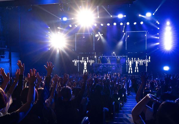 『ブルーマングループジャパンツアー2024』開幕　ブルーマンを象徴するパフォーマンス＆パワフルな演奏で観客を沸かす