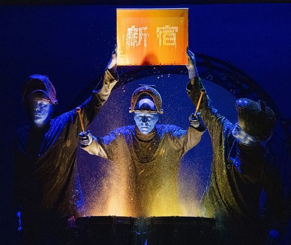 『ブルーマングループジャパンツアー2024』開幕　ブルーマンを象徴するパフォーマンス＆パワフルな演奏で観客を沸かす