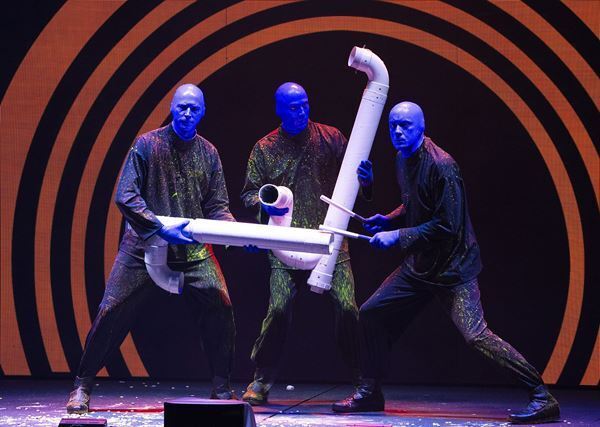 『ブルーマングループジャパンツアー2024』開幕　ブルーマンを象徴するパフォーマンス＆パワフルな演奏で観客を沸かす