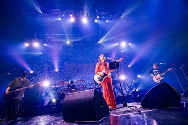 【ライブレポート】家入レオ“私とキミ”、“私とあなた”で歌を届ける「NAKED」ツアー横浜公演