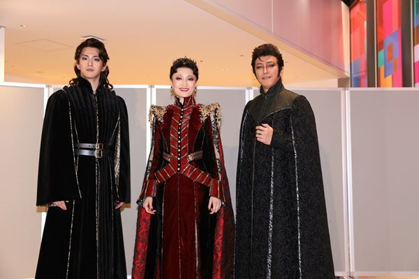 望海風斗主演、新作ミュージカル『イザボー』本日開幕