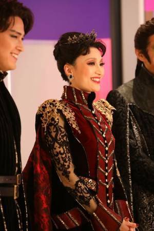 望海風斗主演、新作ミュージカル『イザボー』本日開幕