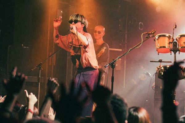 Kroi、グルーヴ感あふれるステージとサプライズの連続で観客を圧倒。Bialystocksがひいた!?新キャラも登場【広島公演ライブレポート】