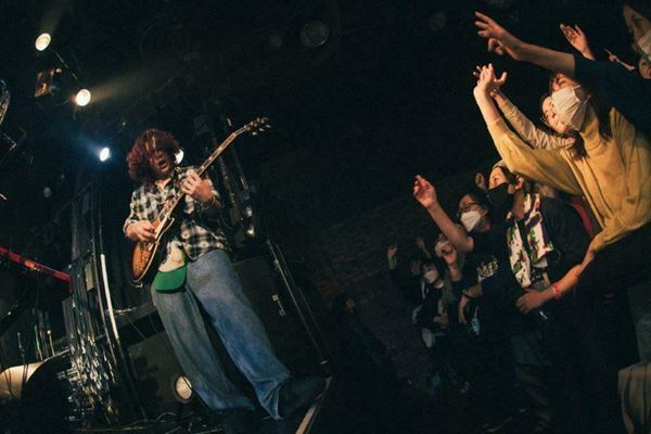 Kroi、グルーヴ感あふれるステージとサプライズの連続で観客を圧倒。Bialystocksがひいた!?新キャラも登場【広島公演ライブレポート】