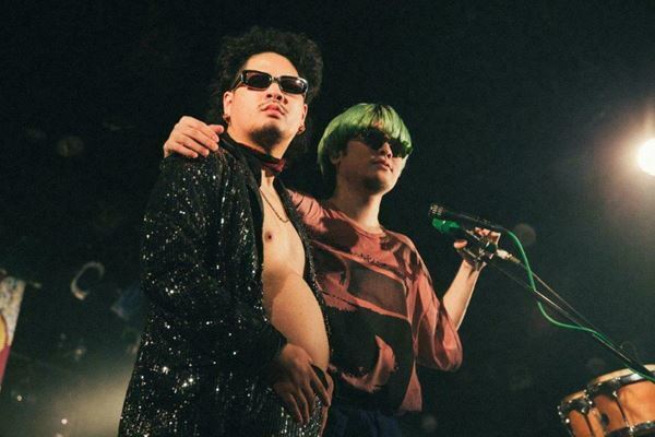 Kroi、グルーヴ感あふれるステージとサプライズの連続で観客を圧倒。Bialystocksがひいた!?新キャラも登場【広島公演ライブレポート】