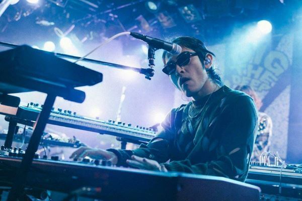 Kroi、グルーヴ感あふれるステージとサプライズの連続で観客を圧倒。Bialystocksがひいた!?新キャラも登場【広島公演ライブレポート】