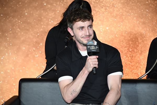 映画『グラディエーターⅡ』ポール・メスカルらキャスト4人が来日　橋本愛による花束贈呈も