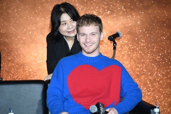 映画『グラディエーターⅡ』ポール・メスカルらキャスト4人が来日　橋本愛による花束贈呈も