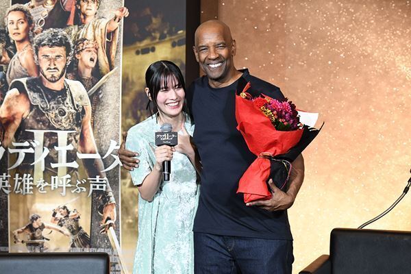 映画『グラディエーターⅡ』ポール・メスカルらキャスト4人が来日　橋本愛による花束贈呈も