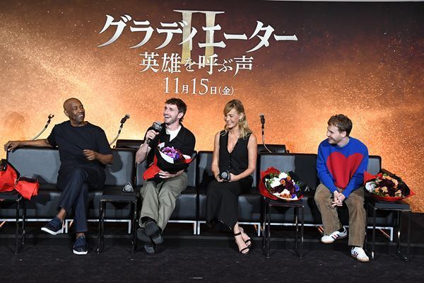 映画『グラディエーターⅡ』ポール・メスカルらキャスト4人が来日　橋本愛による花束贈呈も