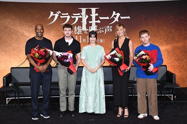 映画『グラディエーターⅡ』ポール・メスカルらキャスト4人が来日　橋本愛による花束贈呈も