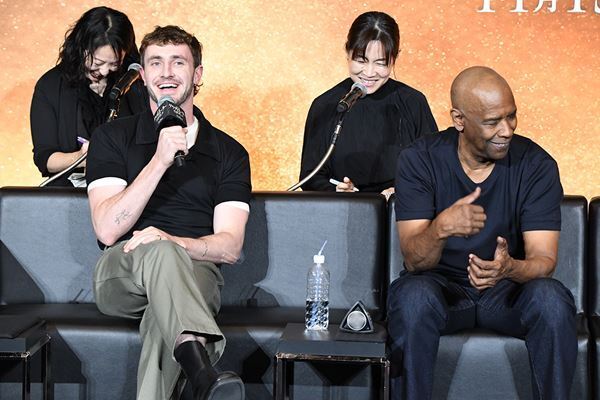 映画『グラディエーターⅡ』ポール・メスカルらキャスト4人が来日　橋本愛による花束贈呈も