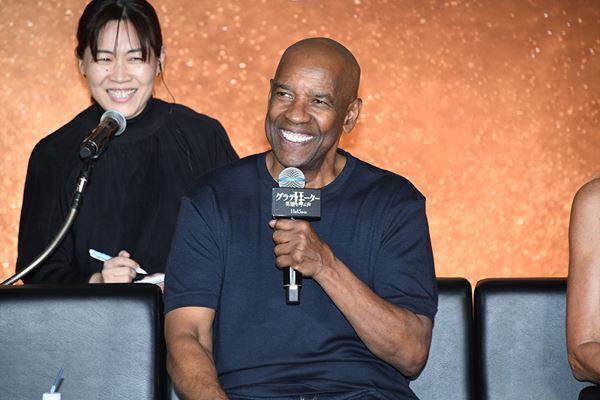 映画『グラディエーターⅡ』ポール・メスカルらキャスト4人が来日　橋本愛による花束贈呈も