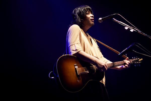 銀杏BOYZ、47都道府県弾き語りツアーの初日をレポート！ 「このツアーは、混じりっ気のない僕の意思なんです」