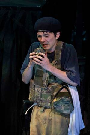 戦場の厨房で安田顕×林遣都が繰り広げる謎めいた舞台『死の笛』