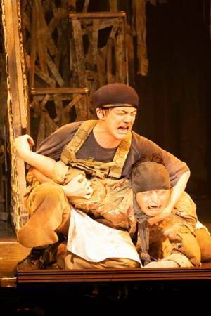 戦場の厨房で安田顕×林遣都が繰り広げる謎めいた舞台『死の笛』