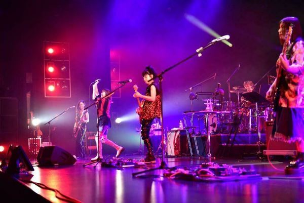 『岸谷香 感謝祭2024』ミラクルとガッツとキラキラが満載のスペシャルな一夜【ライブレポート】