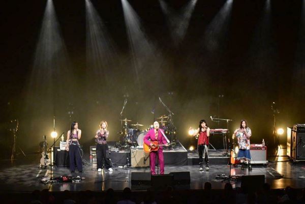 『岸谷香 感謝祭2024』ミラクルとガッツとキラキラが満載のスペシャルな一夜【ライブレポート】