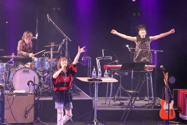 『岸谷香 感謝祭2024』ミラクルとガッツとキラキラが満載のスペシャルな一夜【ライブレポート】