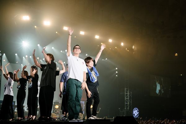 コブクロ、結成の地・大阪で結成25周年を記念した全国ツアーを完走【オフィシャルレポート】