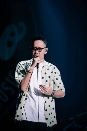 コブクロ、結成の地・大阪で結成25周年を記念した全国ツアーを完走【オフィシャルレポート】