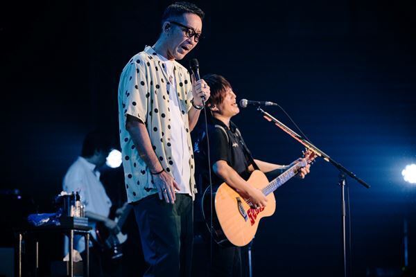 コブクロ、結成の地・大阪で結成25周年を記念した全国ツアーを完走【オフィシャルレポート】