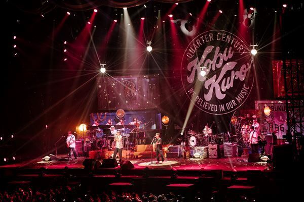 コブクロ、結成の地・大阪で結成25周年を記念した全国ツアーを完走【オフィシャルレポート】