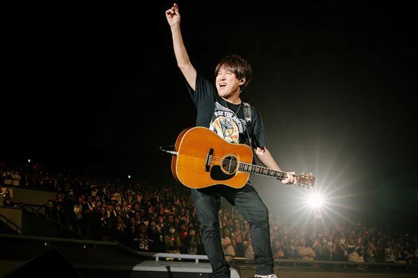 コブクロ、結成の地・大阪で結成25周年を記念した全国ツアーを完走【オフィシャルレポート】