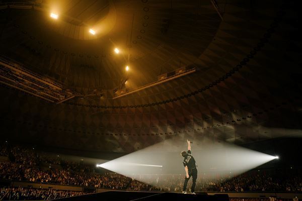 コブクロ、結成の地・大阪で結成25周年を記念した全国ツアーを完走【オフィシャルレポート】