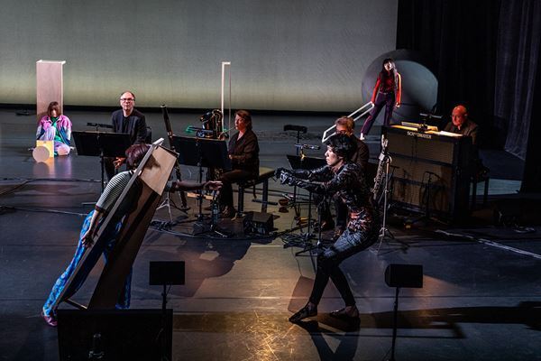 【レポート】岡田利規×藤倉大×チェルフィッチュ『リビングルームのメタモルフォーシス』世界初演