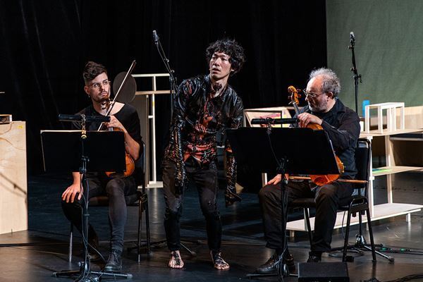 【レポート】岡田利規×藤倉大×チェルフィッチュ『リビングルームのメタモルフォーシス』世界初演