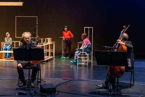 【レポート】岡田利規×藤倉大×チェルフィッチュ『リビングルームのメタモルフォーシス』世界初演