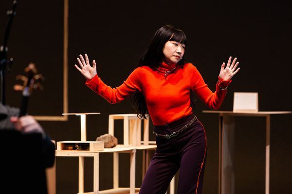 【レポート】岡田利規×藤倉大×チェルフィッチュ『リビングルームのメタモルフォーシス』世界初演