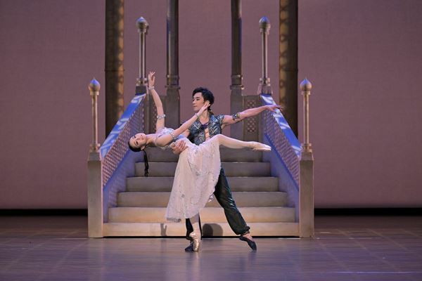 新国立劇場によるオリジナルの全幕バレエ『アラジン』。5年ぶりの再演で、観客を冒険の世界へ