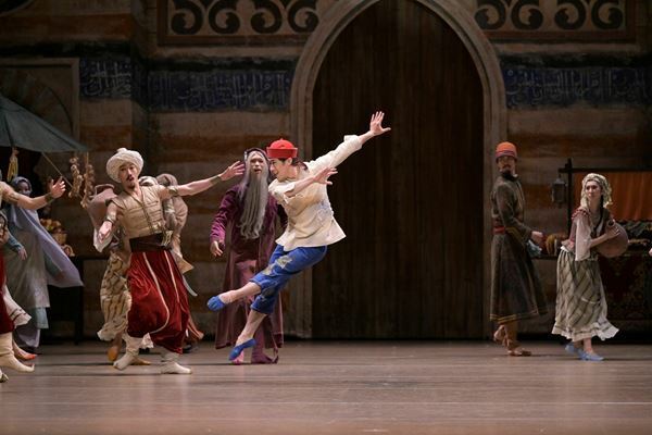 新国立劇場によるオリジナルの全幕バレエ『アラジン』。5年ぶりの再演で、観客を冒険の世界へ