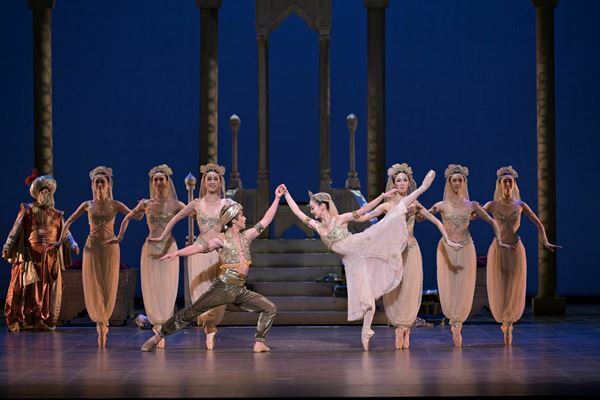 新国立劇場によるオリジナルの全幕バレエ『アラジン』。5年ぶりの再演で、観客を冒険の世界へ