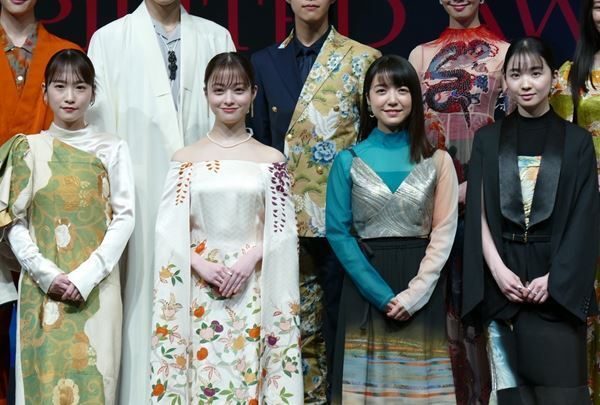 帝劇から世界へーー舞台『千と千尋の神隠し』製作会見に、“4人の千尋”はじめ総勢21名が出席