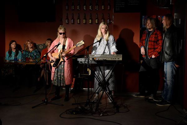 帰ってきたカウリスマキ！新作『枯れ葉』。細やかな感性と地味派手な映像健在──【おとなの映画ガイド】